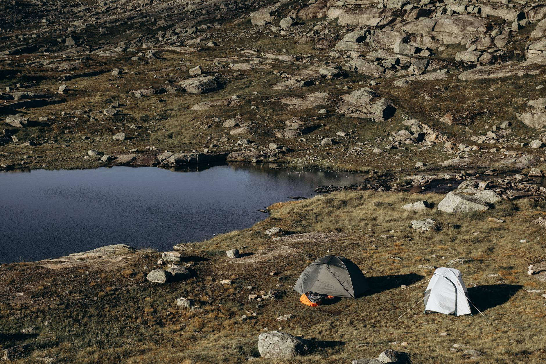 Namiot nad spokojnym jeziorem w górzystym regionie Vestland w Norwegii