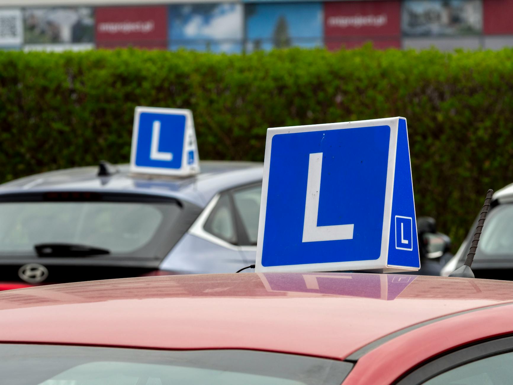 Samochody nauki jazdy na placu manewrowym we Wrocławiu