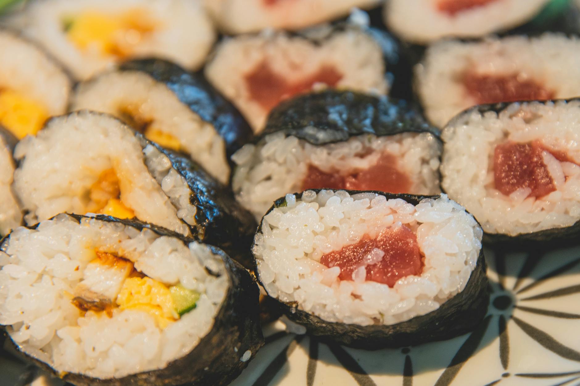 Talerz z tradycyjnymi japońskimi maki sushi z surową rybą