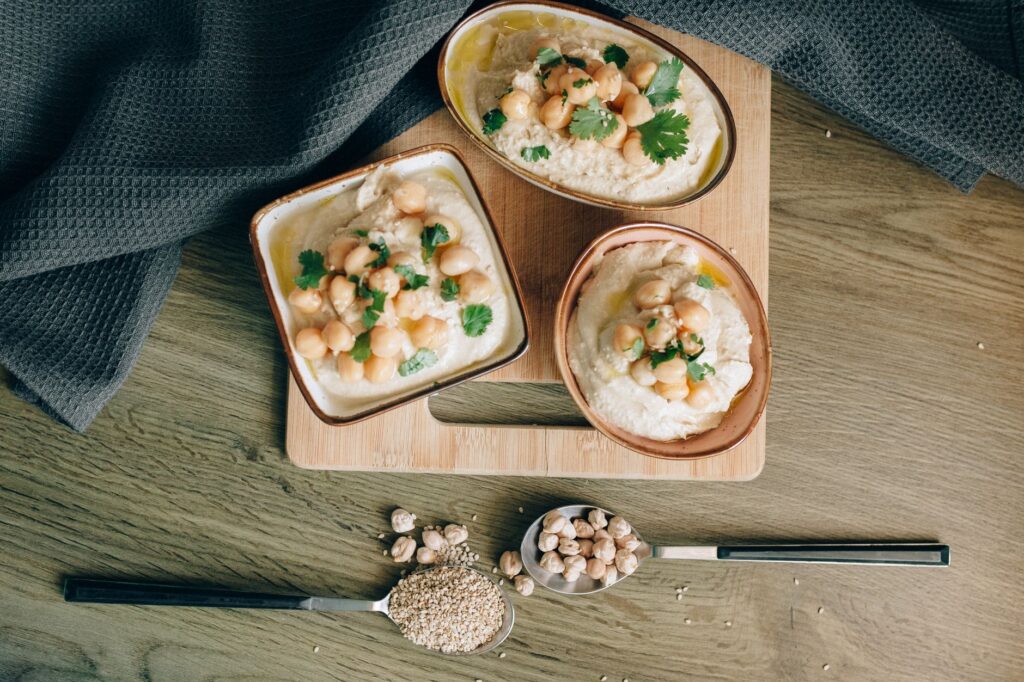Domowa pasta tahini: jak uprażyć i zmielić sezam, aby pasta nie była gorzka